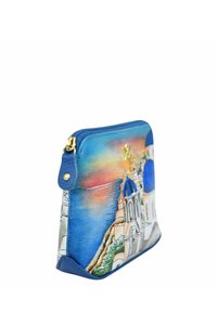 Blauwe leren tas met een kleurrijke illustratie van een kustlandschap met gebouwen en koepels. Het heeft een gouden rits en een gladde textuur.