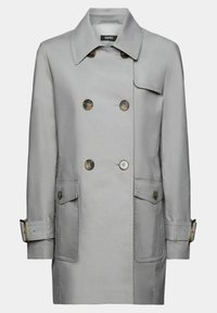 Trench-coat gris clair croisé avec large col, poches à rabats boutonnées, poignets boutonnés et sangles à boucle aux poignets, vue de face.