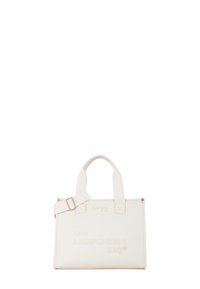 Borsa tote bianca con testo in rilievo, forma rettangolare, materiale in tessuto, doppio manico superiore e tracolla regolabile e removibile. Presenta un logo sottile.
