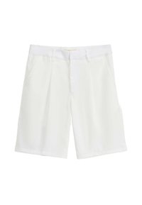 Shorts plissés blancs en tissu léger, avec poches latérales et coupe droite, conçus pour un usage décontracté.