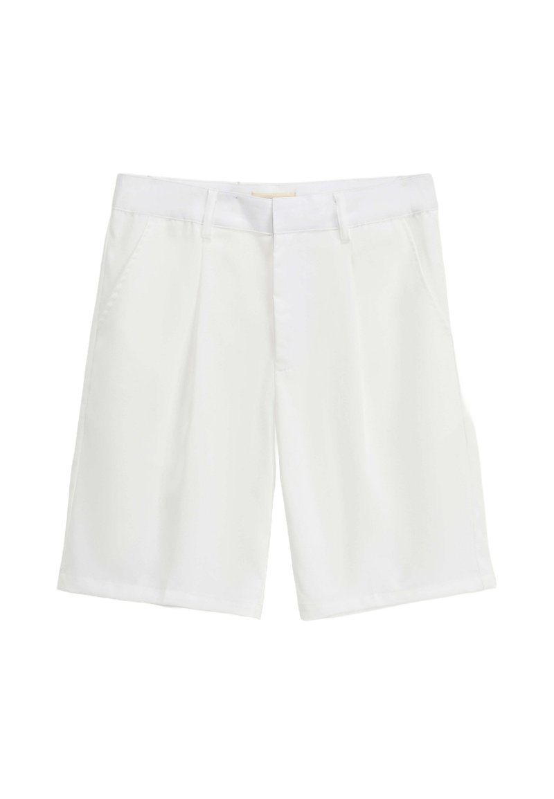 Shorts plissés blancs en tissu léger, avec poches latérales et coupe droite, conçus pour un usage décontracté.