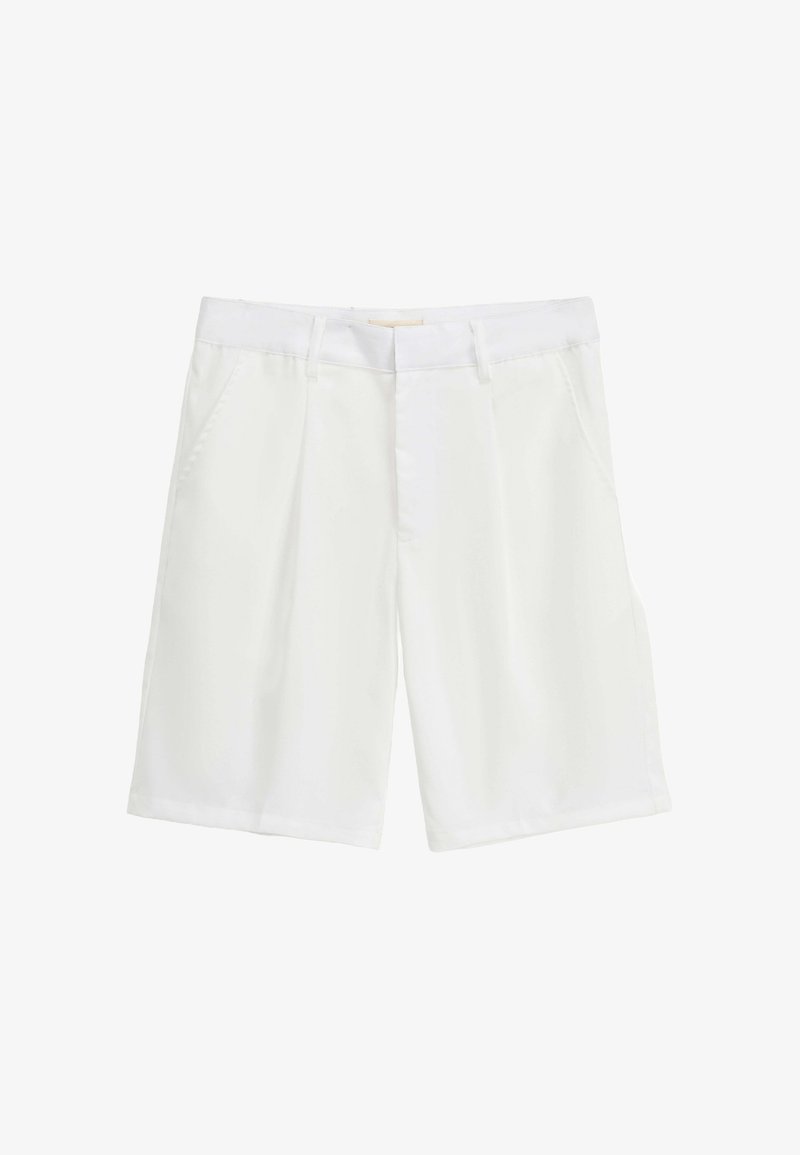 Shorts plissés blancs en tissu léger, avec poches latérales et coupe droite, conçus pour un usage décontracté.