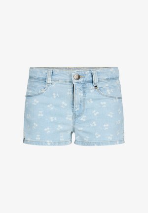 Lichtblauwe denimshorts met witte kersenpatronen, knopen aan de voorkant, lussen voor een riem en voorzakken op een witte achtergrond.
