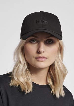 Sort baseball cap lavet af stof med en struktureret krone, buet skygge og broderet "hummel"-logo foran. Glat tekstur.