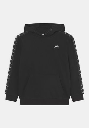 Sweat-shirt à capuche noir avec une poche frontale, présentant des accents latéraux à motif et un petit logo sur la poitrine. Fait en matériau doux.