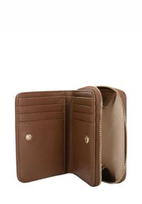 Portafoglio in pelle marrone con chiusura a zip, molteplici scomparti per carte e una superficie liscia. All'interno include un piccolo scomparto con chiusura a scatto.