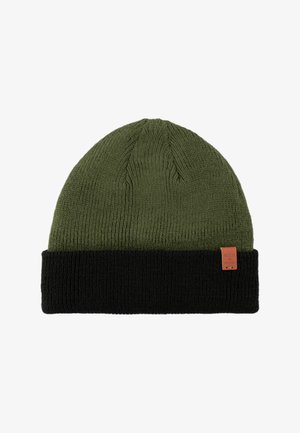 Gebreide beanie met een bosgroene bovenkant en een zwarte geribde manchet, met een leren label voor detail op de manchet.