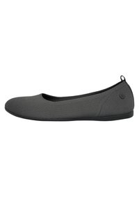 Chaussures plates grises en tissu maillé, avec un bout arrondi, une semelle noire à profil bas, et une languette à l'arrière pour un enfilage facile.