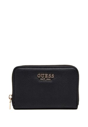 Portefeuille zippé en cuir noir texturé avec logo Guess doré et tirette de fermeture éclair, étiqueté "EST 1981" sur le devant.