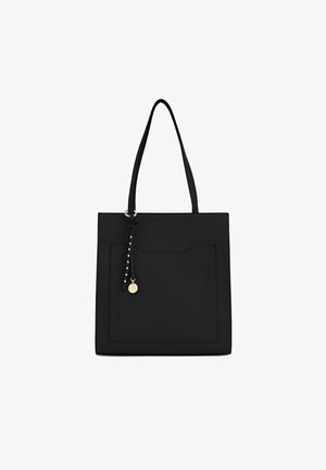 Zwarte totebag van glad materiaal met twee lange handvatten, voorzien van een voorvak en een decoratief label met gouden accenten.