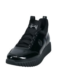 Schwarze Sneaker mit einem glänzenden Obermaterial aus Lackleder, schwarzen Stoffakzenten und einer gerillten Gummisohle. Mit einer Schnürung vorne und einer Zuglasche.