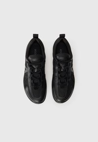Scarpe da ginnastica nere con tomaia sintetica, pannelli in rete, collare imbottito, design con lacci e suola testurizzata.