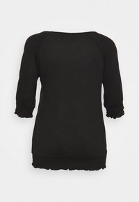 Top nero a maniche lunghe con scollatura a barchetta, maniche a tre quarti arricciate e orlo ondulato. Tessuto morbido con vestibilità comoda.
