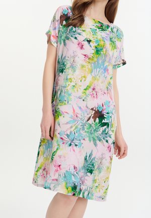 Vestito largo a maniche corte con motivo floreale e foglie multicolori in verde, blu, rosa e giallo su sfondo chiaro.