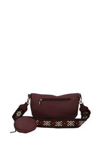 Borsa a tracolla in pelle bordeaux con tasca frontale con zip e cintura ampia staccabile con motivi geometrici rossi, neri e bianchi.
