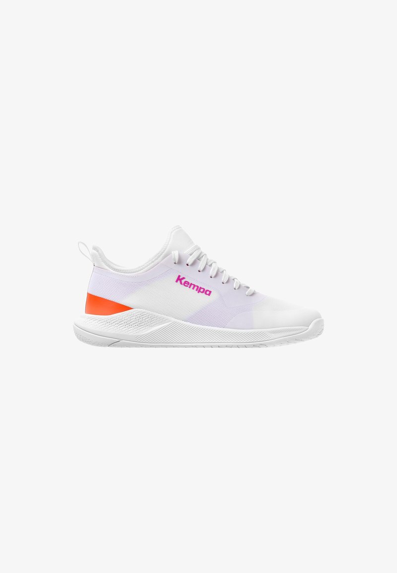 Hvid atletiksko med overdel i mesh, lilla gradientdetalje, rosa "Kempa" logo og orange accent på hælen; struktureret gummisål.