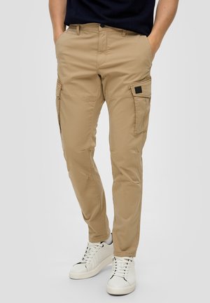 Beige Cargo-Hosen mit enganliegendem Design, seitlichen Taschen und einem schwarzen quadratischen Logo-Akzent. Hergestellt aus leichtem Stoff mit glatter Textur.