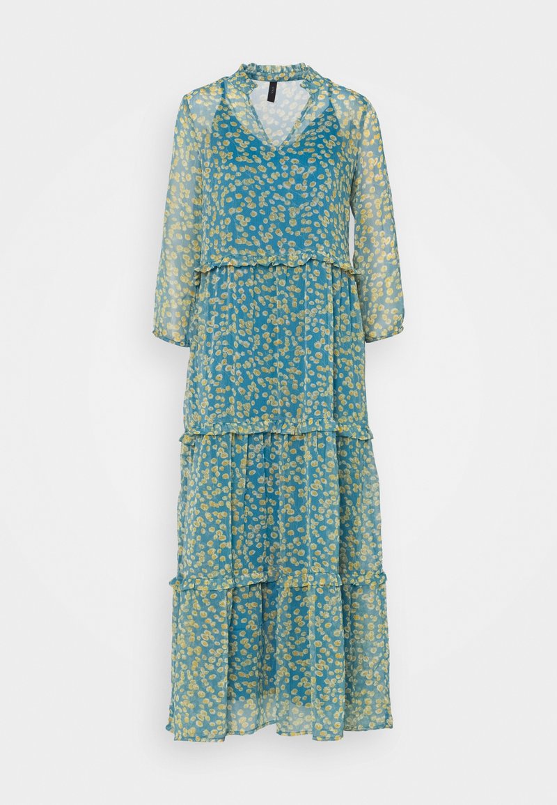 Robe longue en couches en tissu transparent, présentant un fond bleu avec des motifs floraux jaunes, un décolleté en V et des manches longues.