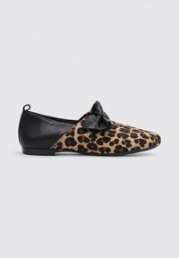 Zapato plano con estampado de leopardo, con parte trasera de cuero negro y acento de lazo. Presenta una punta afilada y una textura suave.