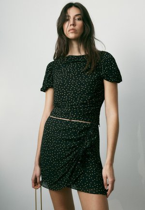 BHOEM REGULAR FIT - MONOCHROME POLKA DOTS RUCHED SIDE DRAPED MINI SKIRT . - Zavinovacia sukňa - monochrome