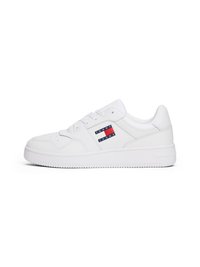 Hvide sneakers med en glat læderfinish, prydet med et sidelogo i røde, hvide og marineblå striber samt en struktureret gummisål.
