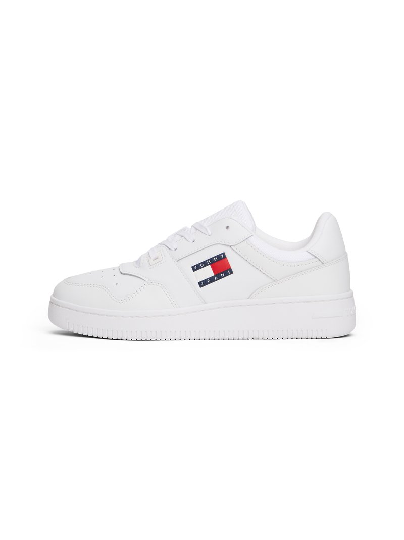 Hvide sneakers med en glat læderfinish, prydet med et sidelogo i røde, hvide og marineblå striber samt en struktureret gummisål.
