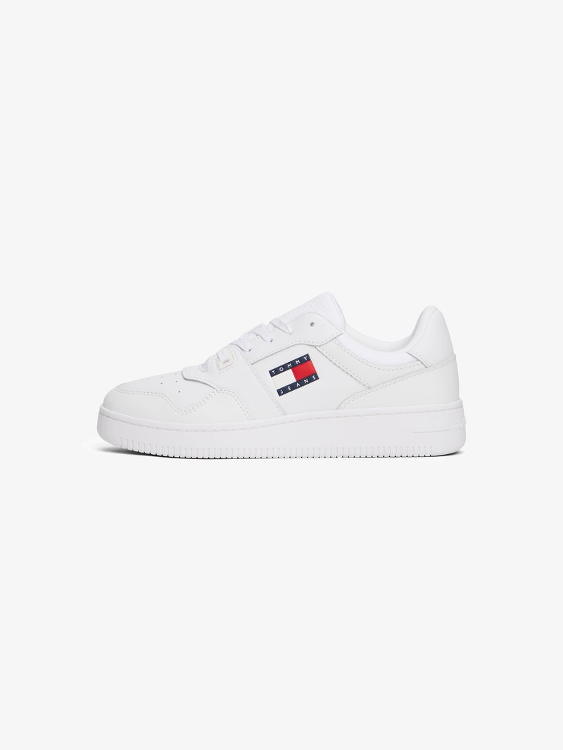 Hvide sneakers med en glat læderfinish, prydet med et sidelogo i røde, hvide og marineblå striber samt en struktureret gummisål.