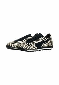 Sneakers con motivo zebra caratterizzati da un design in bianco e nero, materiali in suede e tessuto, chiusura con lacci e suola in gomma texturizzata.