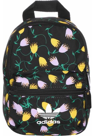 Kleiner schwarzer Adidas Rucksack mit lila- und gelbblumigem Muster und grünen Ranken, Frontreißverschlusstasche und Tragegriff oben.