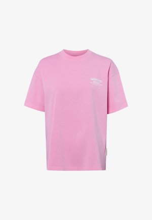 Übergroßes pinkes T-Shirt mit kurzen Ärmeln, kleinem weißen Textlogo auf der linken Brust und einem Etikett an der linken Seitennaht.
