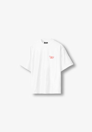 Bela kratka majica s kratkimi rokavi in okrolim izrezom ter majhnim rdečim pisanim napisom »Compare Bliss« na levi prsni strani.