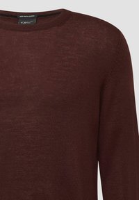 Ciemnobrązowy, lekki sweter z wełny merino z okrągłym dekoltem i długimi rękawami, ukazujący teksturę i szczegóły materiału.