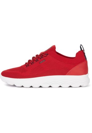 Baskets de sport rouges en tricot avec une tige texturée, semelle intermédiaire blanche et semelle extérieure arrondie. Conception à lacets avec contre-pointe solide et poignée.
