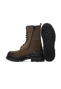 Hnědé kožené kotníkové boty se zipem na boku, šněrováním v přední části, texturovanou gumovou podrážkou a vyztuženou špičkou. Černé akcenty zdobí design.