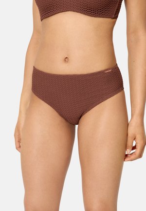 Mujer con bikini marrón texturizado de cintura alta y top a juego, mostrada desde el torso hasta la parte superior de los muslos contra un fondo liso.