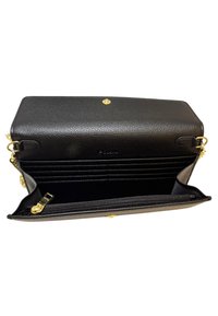 Portafoglio in pelle nera con finitura texturizzata, dettagli in metallo dorato, molteplici scomparti per carte e una tasca con zip per le monete.