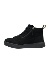 Schwarzer Wildleder-Hochschaftschuh mit Schnürsenkeln, Reißverschlussdetails und einer strukturierten Gummisohle. Enthält eine kleine gelbe Schlaufe hinten.