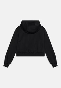 Sudadera corta negra con una textura suave, que cuenta con capucha y dobladillo acanalado. Las mangas largas se ajustan en las muñecas, creando un aspecto entallado.