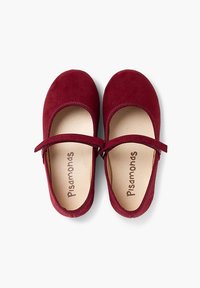 Scarpe Mary Jane in suede bordeaux con punta tonda, cinturino elastico e soletta morbida e imbottita. Suola antiscivolo con texture liscia.