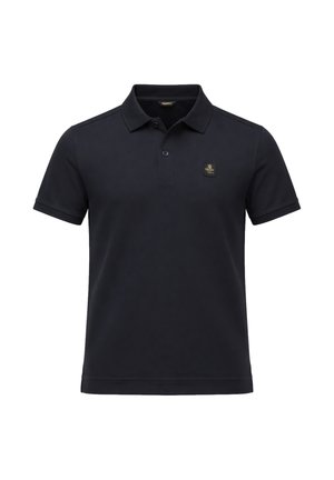 Polo nera a maniche corte con colletto, patta con due bottoni e piccolo logo ricamato sul petto a sinistra.