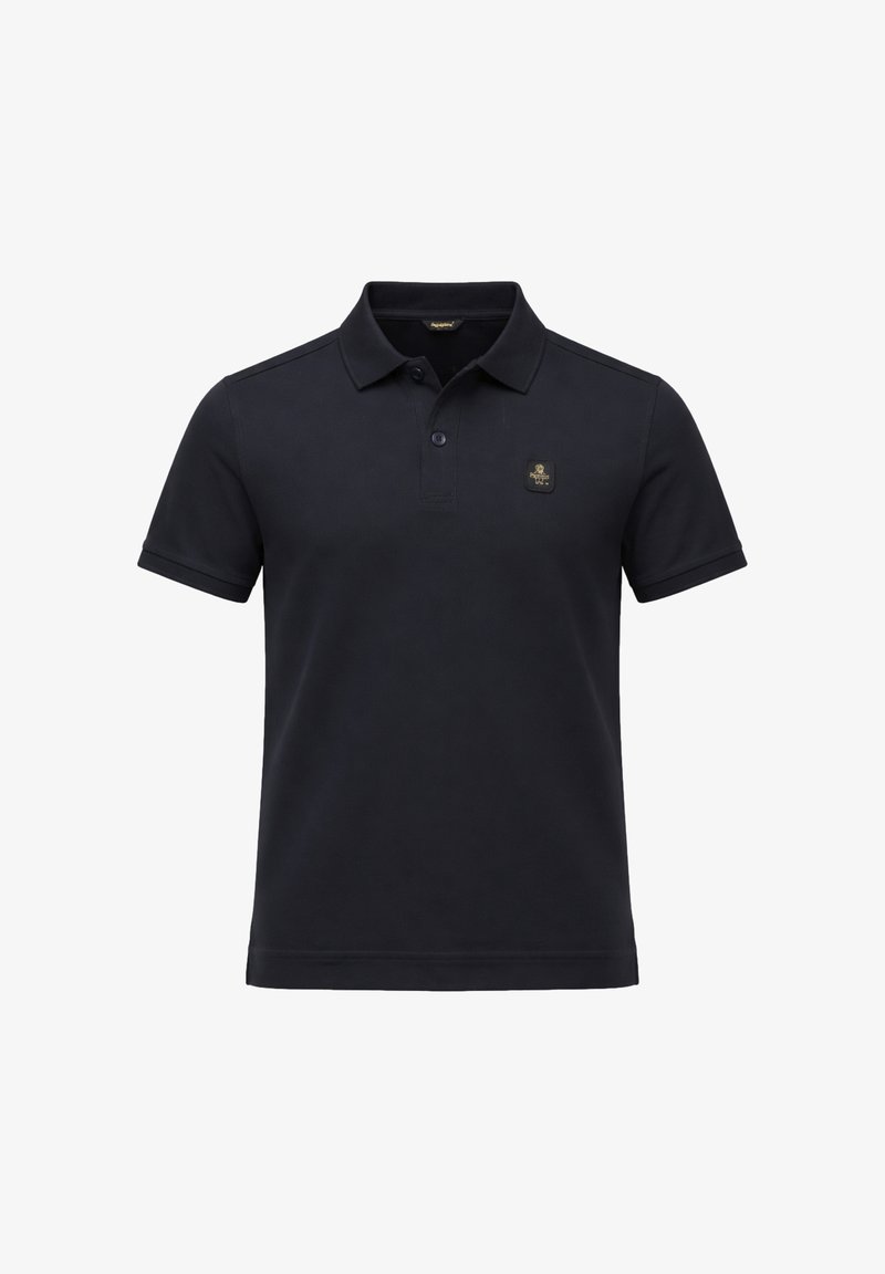 Polo nera a maniche corte con colletto, patta con due bottoni e piccolo logo ricamato sul petto a sinistra.