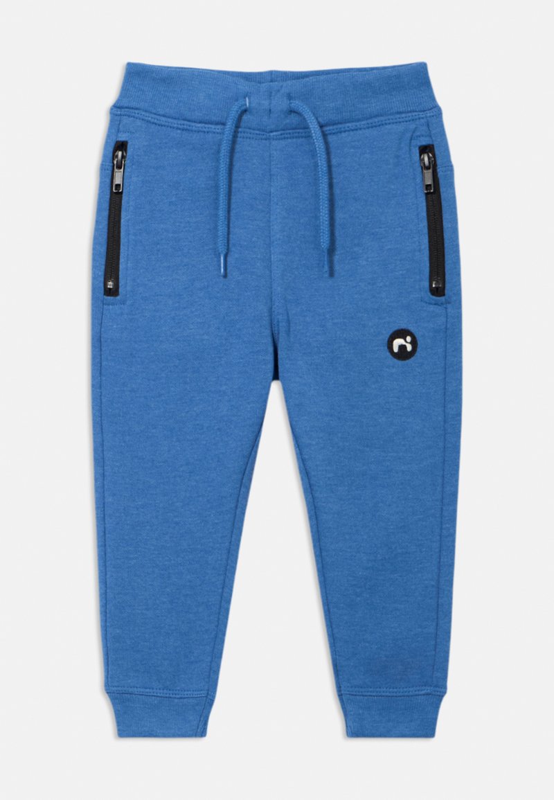 Kék pamut szabadidőnadrág rugalmas derékpánttal, állítható húzózsinórral és két cipzáras oldalzsebbel; kis fekete logóval díszítve.