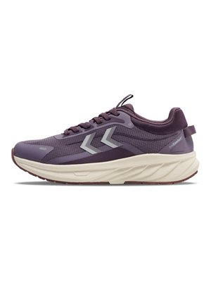 Fioletowy sportowy sneaker z grubą białą podeszwą, siateczkową cholewką, sznurowadłami i dwoma odblaskowymi paskami w kształcie jodełki po boku.