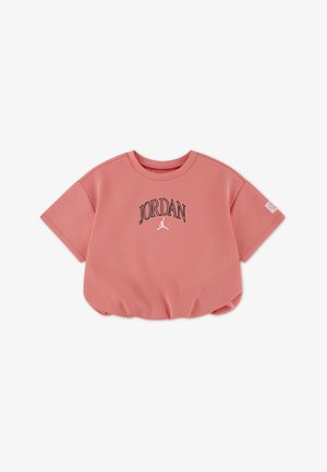 Różowy krótki t-shirt wykonany z miękkiego materiału. Z przodu czarne logo "JORDAN" oraz sylwetka. Krótkie rękawy i okrągły dekolt.