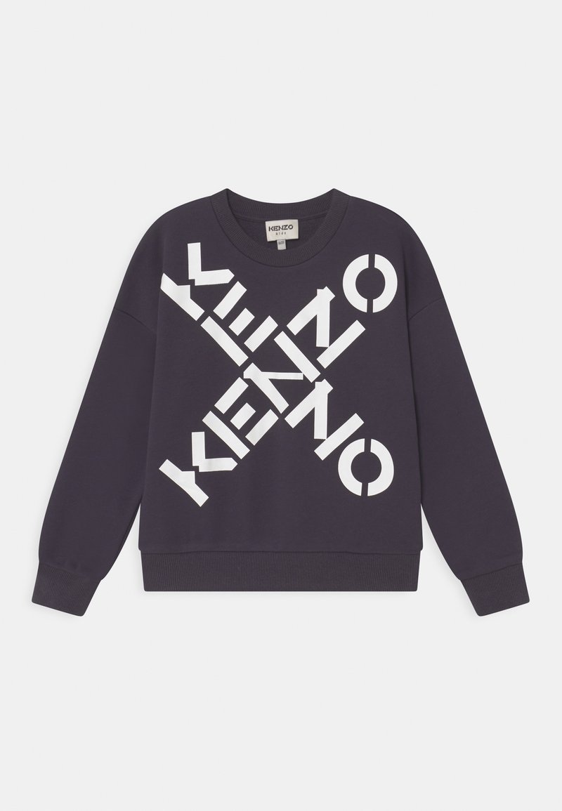Mørk lilla sweatshirt med fed hvid grafisk tekst og former, rund halsudskæring, lange ærmer samt ribbede manchetter og kant.
