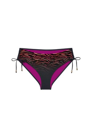 Lila Bikinihose mit schwarzem und kupferfarbenem Tigerstreifenmuster vorne, mit schwarzen Seitenschnüren mit goldfarbenen Perlenakzenten.