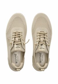 Beige Schnürsneaker mit einem Obermaterial aus Mesh, Logodetails und einer strukturierten Sohle. Verfügt über eine runde Toe und einen gepolsterten Schaft für zusätzlichen Komfort.