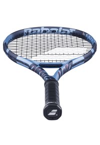Blå og sort tennisracket med en perforeret strengbund, et struktureret greb og et karakteristisk logo på håndtaget. Rund rammedesign.