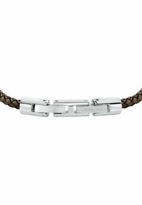 Bracciale in pelle intrecciata marrone con chiusura in argento lucido e dettaglio logo inciso, che mette in risalto un mix di texture e lucentezza.
