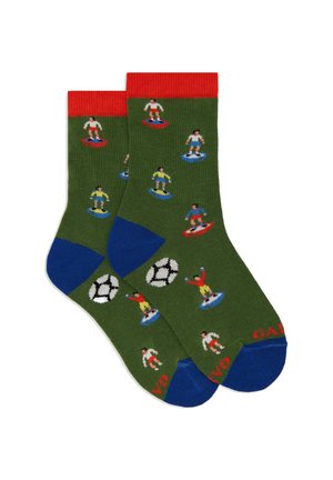 Calzini di cotone verdi con polsini ribattuti rossi e accenti blu, decorati con motivi di calciatori e un pallone da calcio.